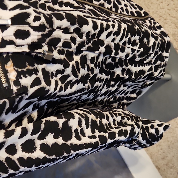 Zenergy by Chico's Black & White Animal Print Zipper Front Jacket Sz 1 - Picture 3 of 6